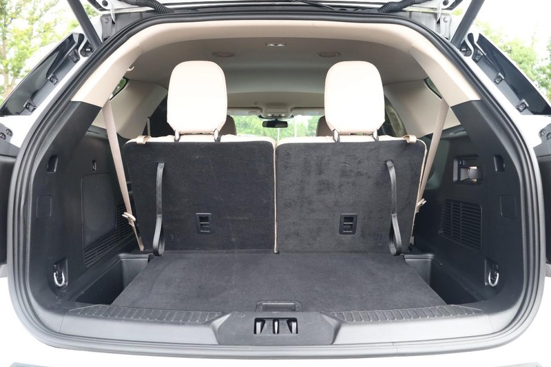 Ford Explorer Vehicle Full-screen Gallery Image 9