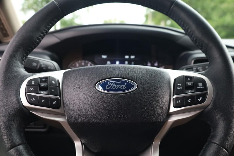 Ford Explorer Vehicle Full-screen Gallery Image 11