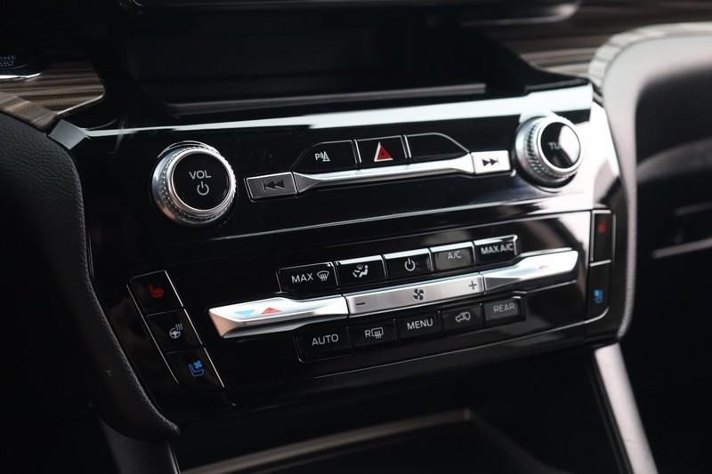 Ford Explorer Vehicle Full-screen Gallery Image 15