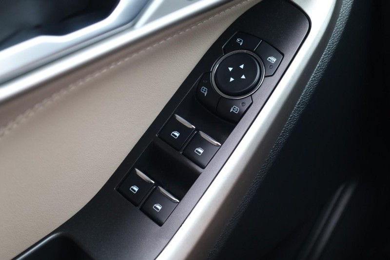 Ford Explorer Vehicle Full-screen Gallery Image 19