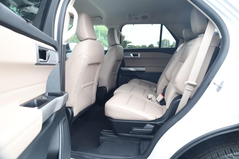 Ford Explorer Vehicle Full-screen Gallery Image 22