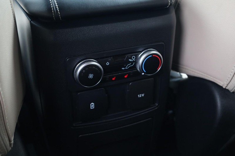 Ford Explorer Vehicle Full-screen Gallery Image 23