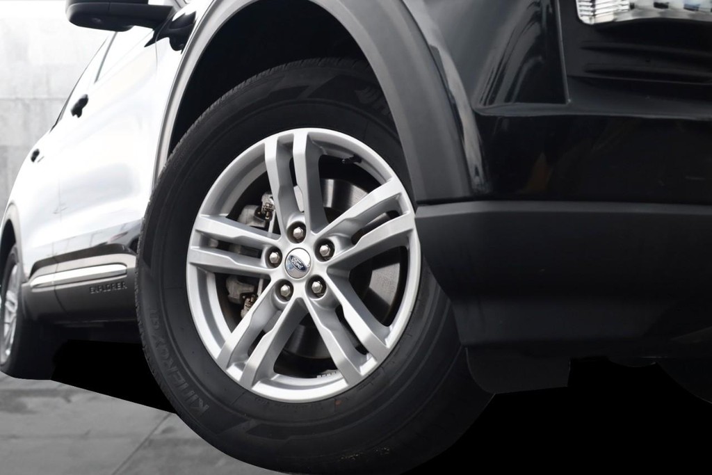 Ford Explorer Vehicle Image 03