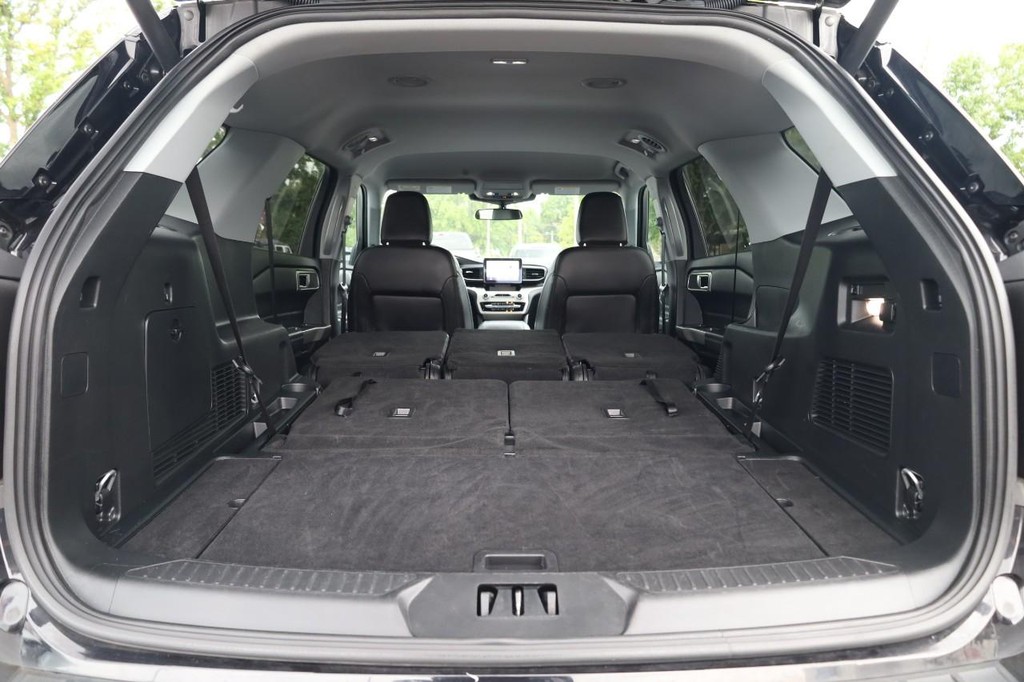 Ford Explorer Vehicle Image 09