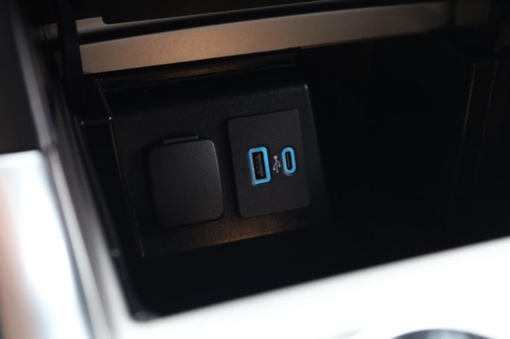 Ford Explorer Vehicle Image 16