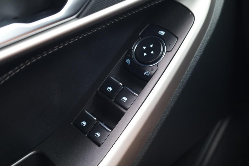 Ford Explorer Vehicle Image 19