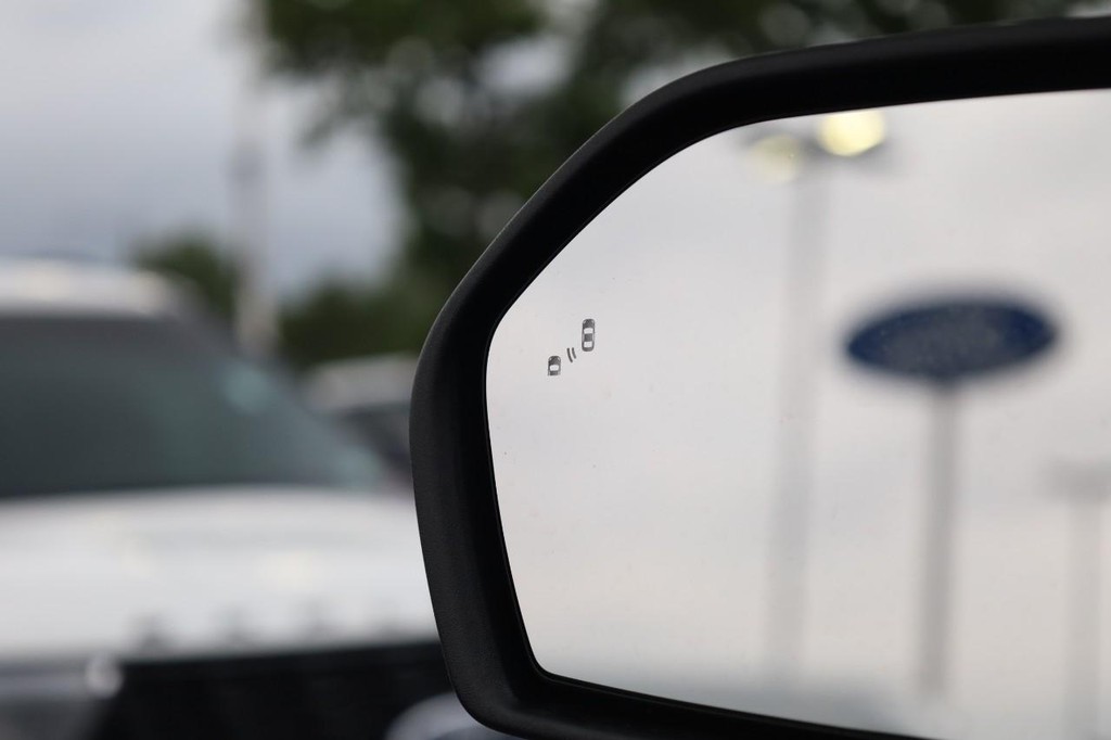 Ford Explorer Vehicle Image 21