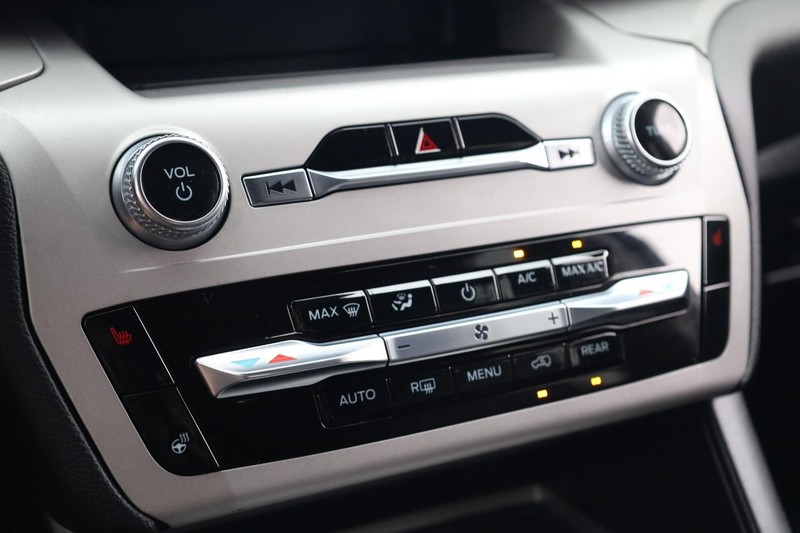 Ford Explorer Vehicle Image 15