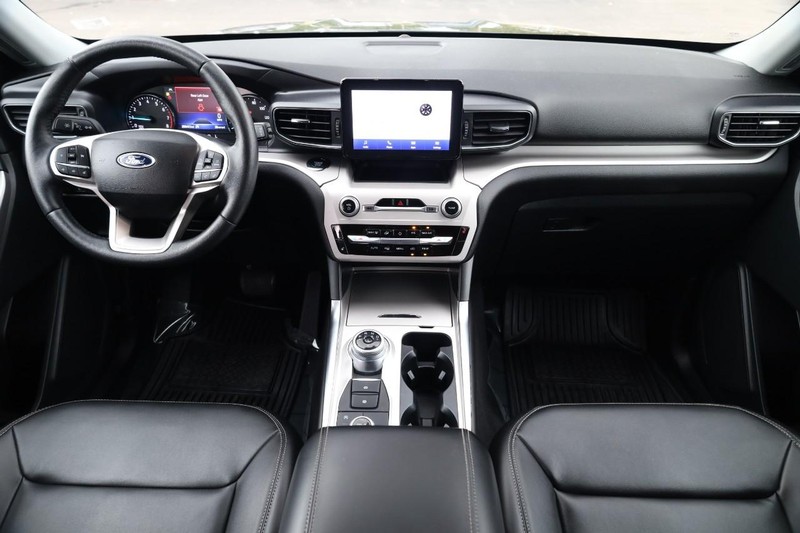 Ford Explorer Vehicle Image 24