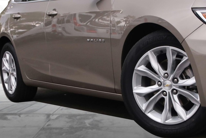 Chevrolet Malibu Vehicle Full-screen Gallery Image 3