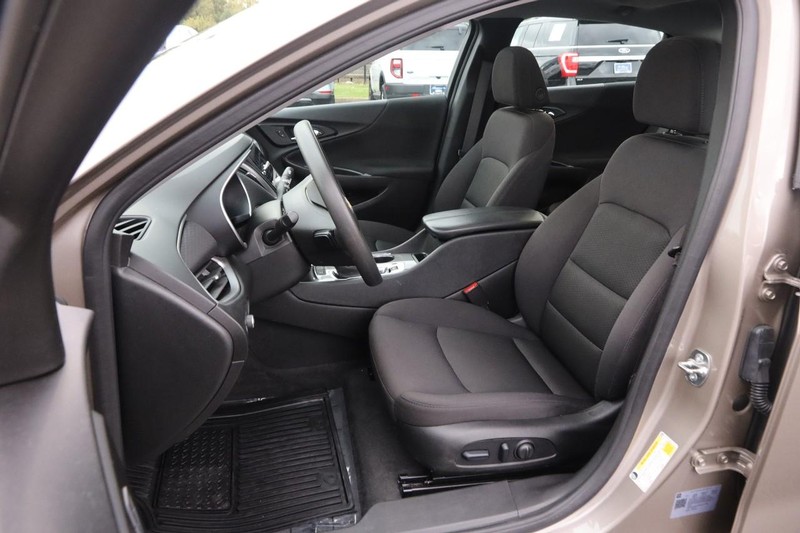 Chevrolet Malibu Vehicle Full-screen Gallery Image 9