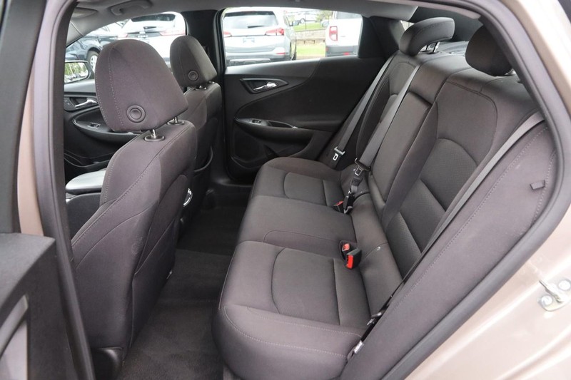 Chevrolet Malibu Vehicle Full-screen Gallery Image 10