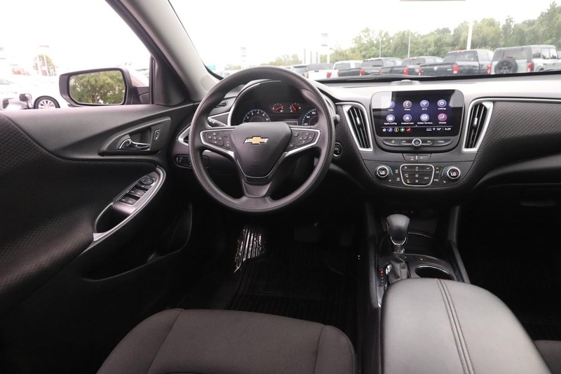Chevrolet Malibu Vehicle Full-screen Gallery Image 21
