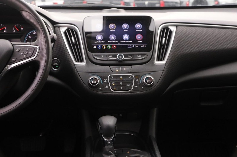 Chevrolet Malibu Vehicle Full-screen Gallery Image 23