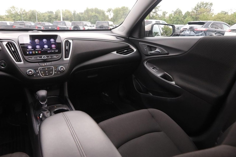 Chevrolet Malibu Vehicle Full-screen Gallery Image 24