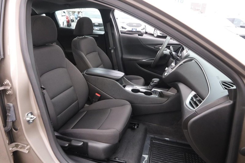 Chevrolet Malibu Vehicle Full-screen Gallery Image 25