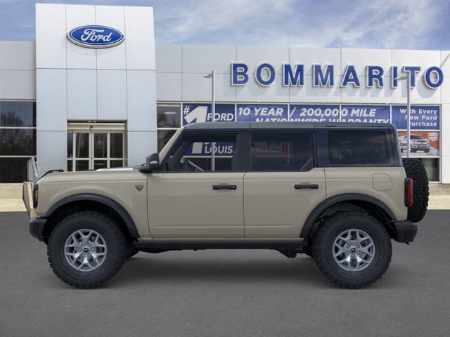 Ford Bronco Vehicle Full-screen Gallery Image 3