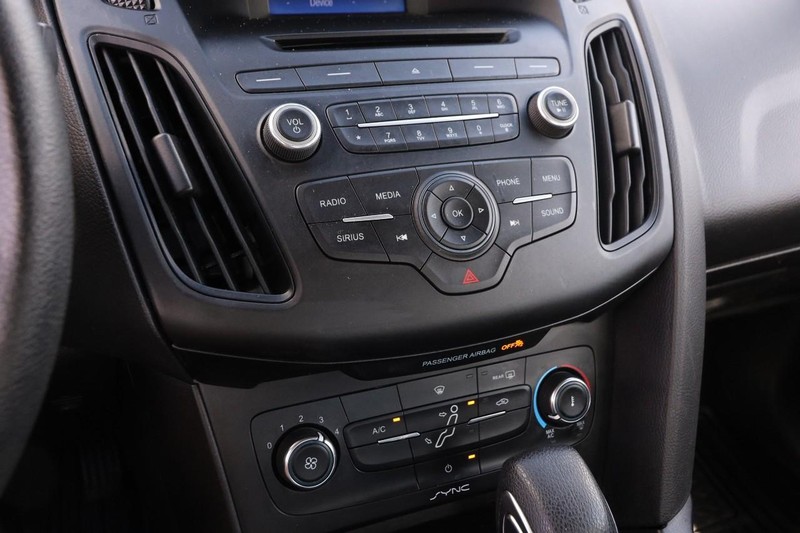 Ford Focus Vehicle Image 16