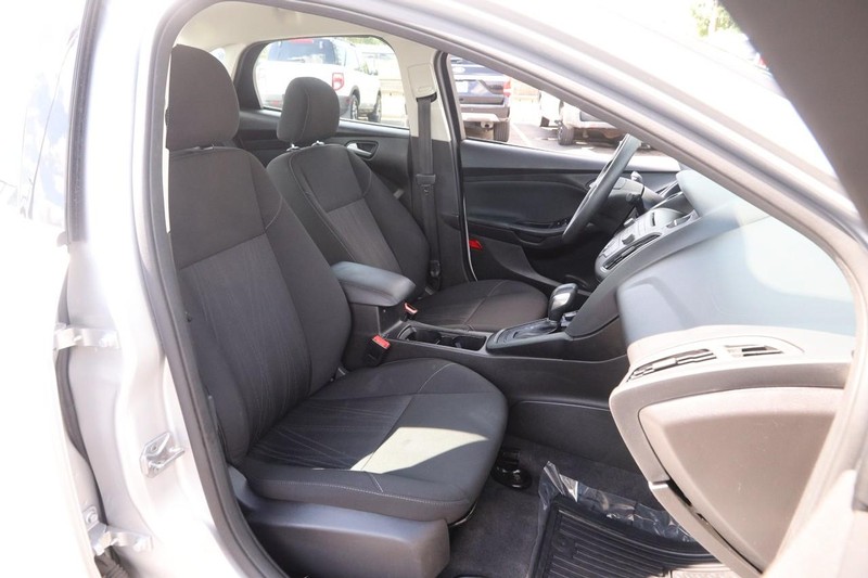 Ford Focus Vehicle Image 24