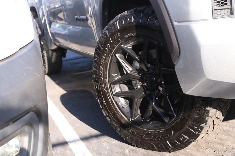 Toyota Tundra 4WD Vehicle Image 02