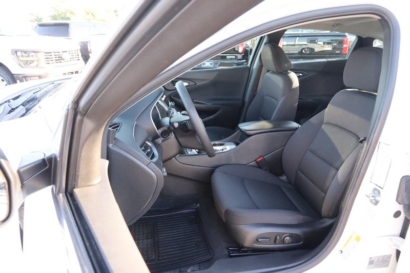 Chevrolet Malibu Vehicle Image 09