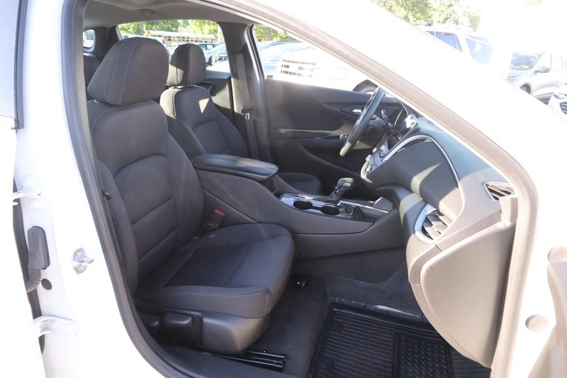 Chevrolet Malibu Vehicle Image 24