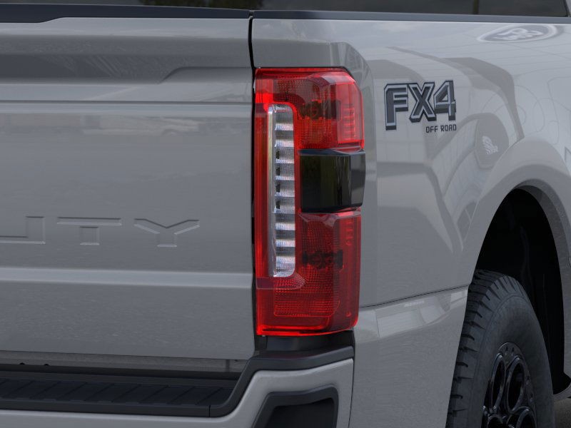 Ford Super Duty F-250 SRW Vehicle Full-screen Gallery Image 21
