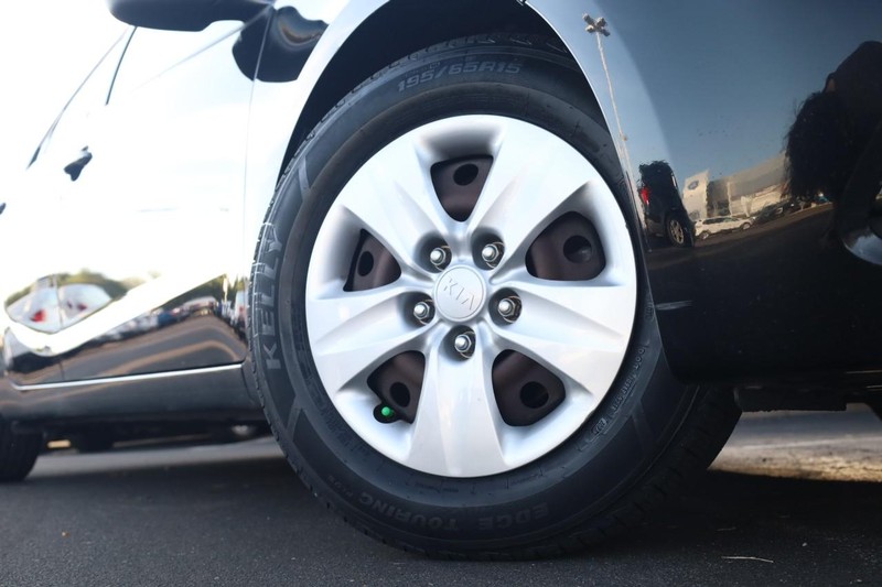 Kia Forte Vehicle Image 03
