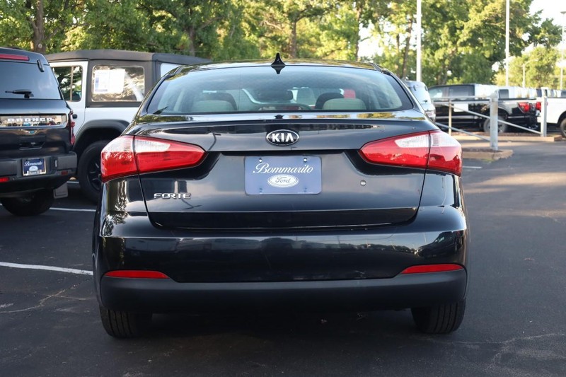 Kia Forte Vehicle Image 06
