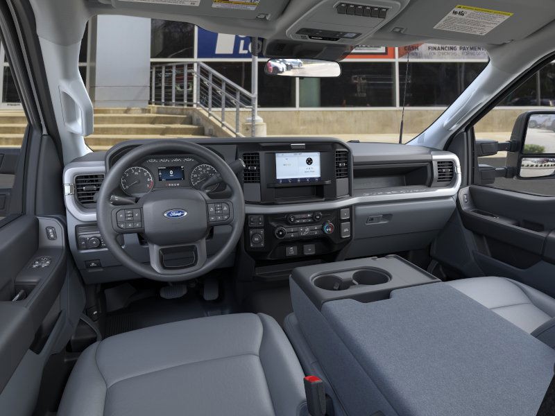 Ford Super Duty F-250 SRW Vehicle Full-screen Gallery Image 9