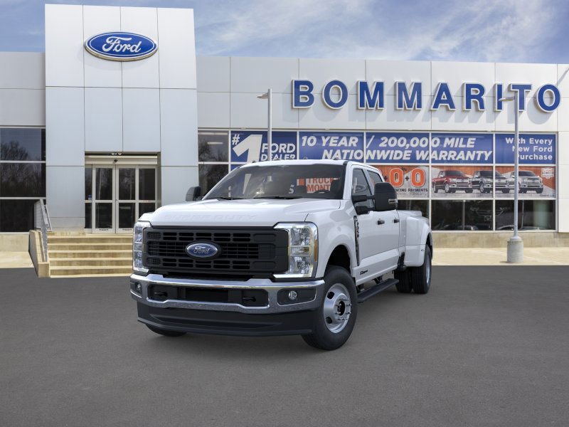Ford Super Duty F-350 DRW Vehicle Full-screen Gallery Image 2