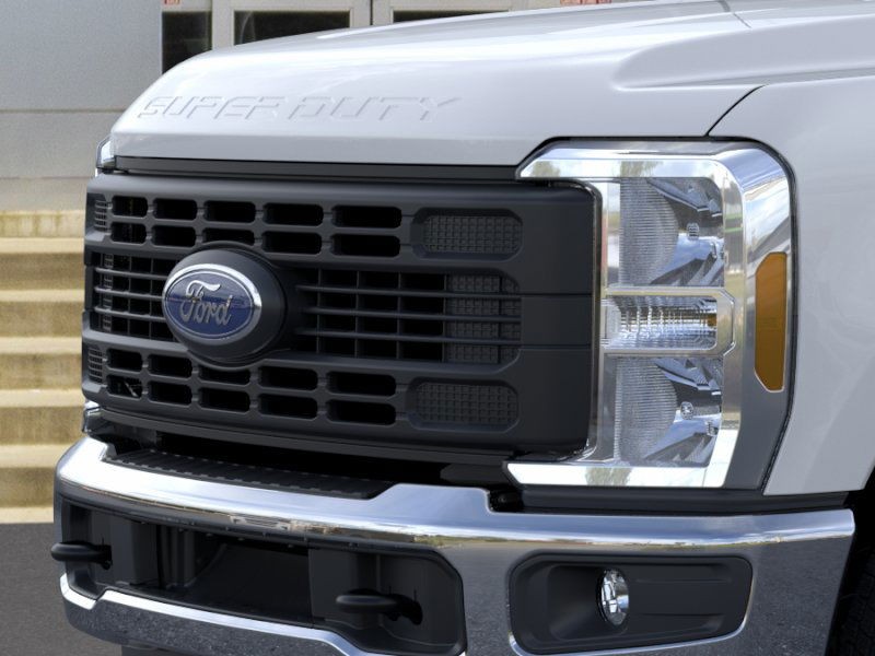 Ford Super Duty F-350 DRW Vehicle Full-screen Gallery Image 17