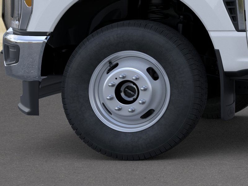 Ford Super Duty F-350 DRW Vehicle Full-screen Gallery Image 19