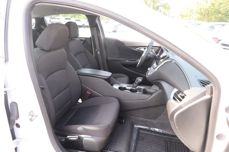 Chevrolet Malibu Vehicle Image 22