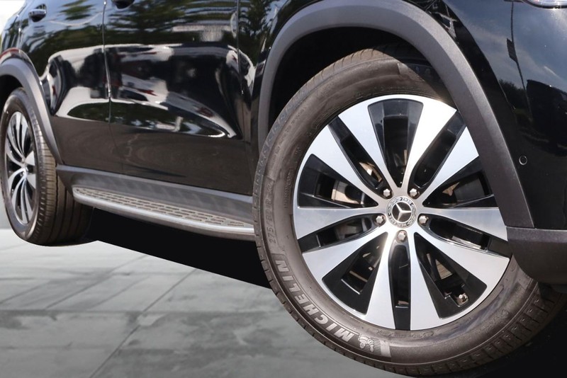 Mercedes-Benz GLE Vehicle Full-screen Gallery Image 3