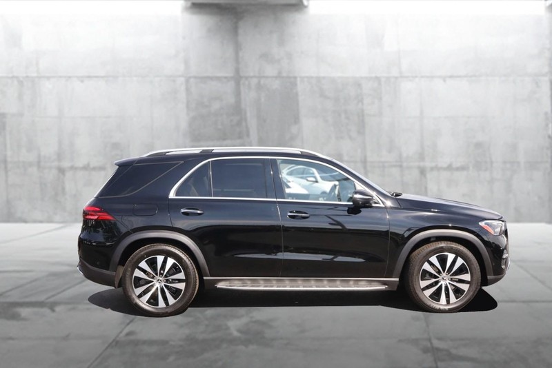 Mercedes-Benz GLE Vehicle Full-screen Gallery Image 5