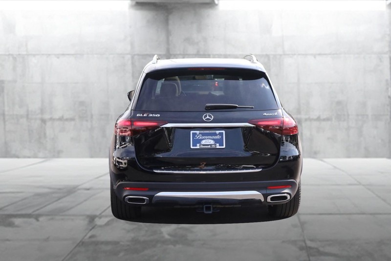 Mercedes-Benz GLE Vehicle Full-screen Gallery Image 6