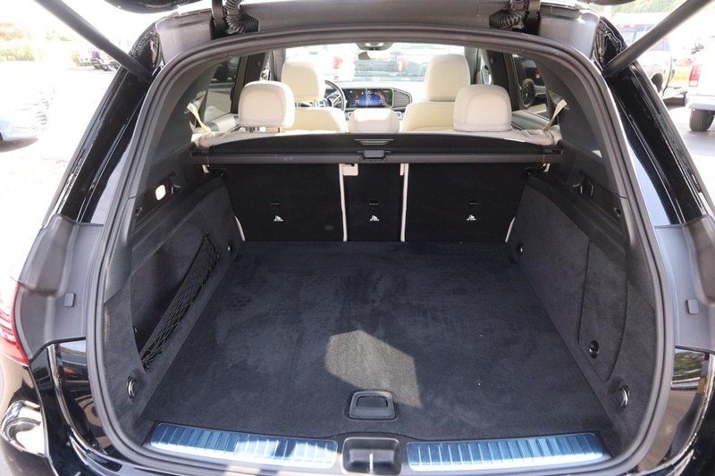 Mercedes-Benz GLE Vehicle Full-screen Gallery Image 7