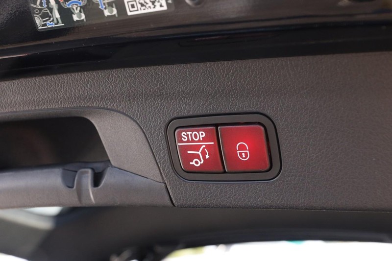 Mercedes-Benz GLE Vehicle Full-screen Gallery Image 8