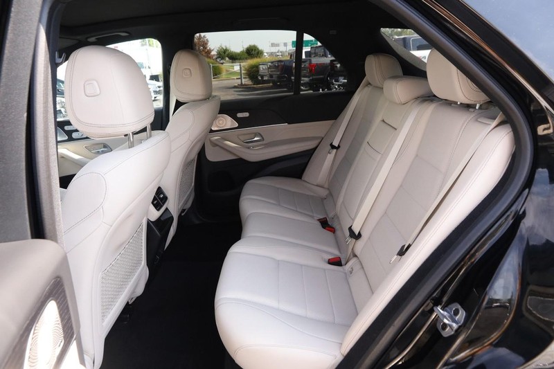 Mercedes-Benz GLE Vehicle Full-screen Gallery Image 11