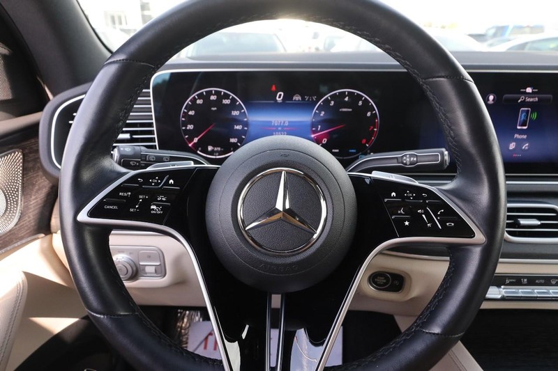 Mercedes-Benz GLE Vehicle Full-screen Gallery Image 12