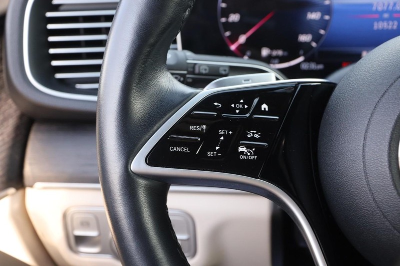 Mercedes-Benz GLE Vehicle Full-screen Gallery Image 13