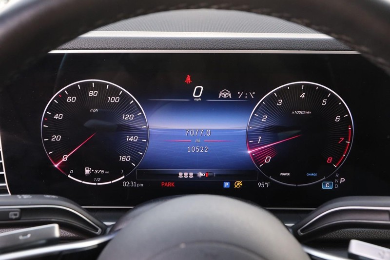 Mercedes-Benz GLE Vehicle Full-screen Gallery Image 15