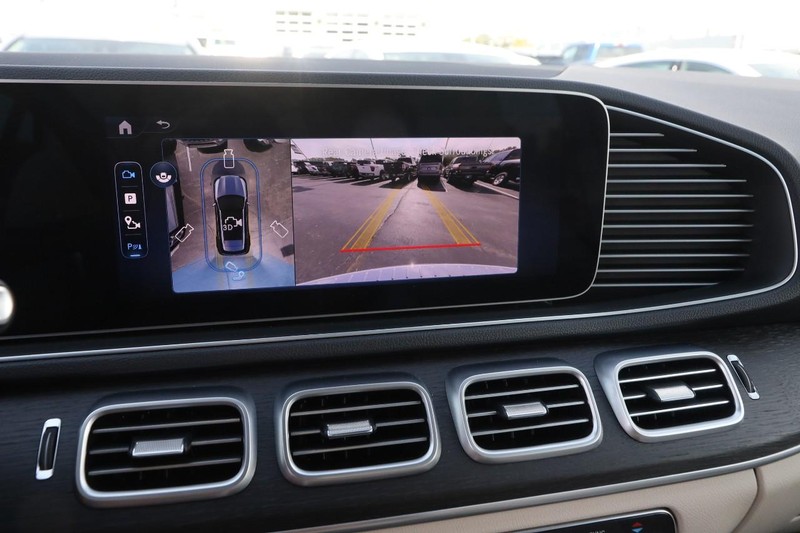 Mercedes-Benz GLE Vehicle Full-screen Gallery Image 18