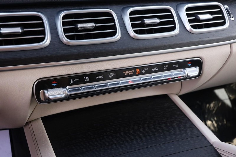 Mercedes-Benz GLE Vehicle Full-screen Gallery Image 19