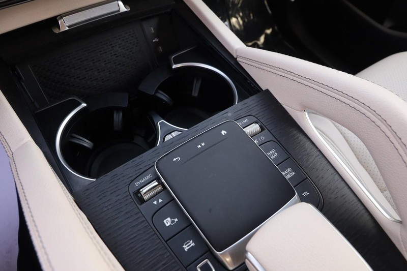 Mercedes-Benz GLE Vehicle Full-screen Gallery Image 20