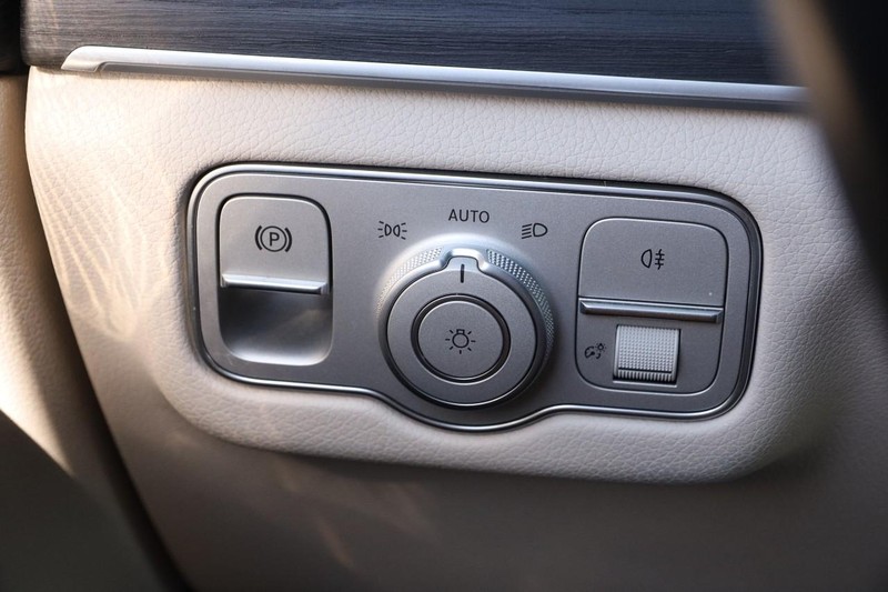 Mercedes-Benz GLE Vehicle Full-screen Gallery Image 22