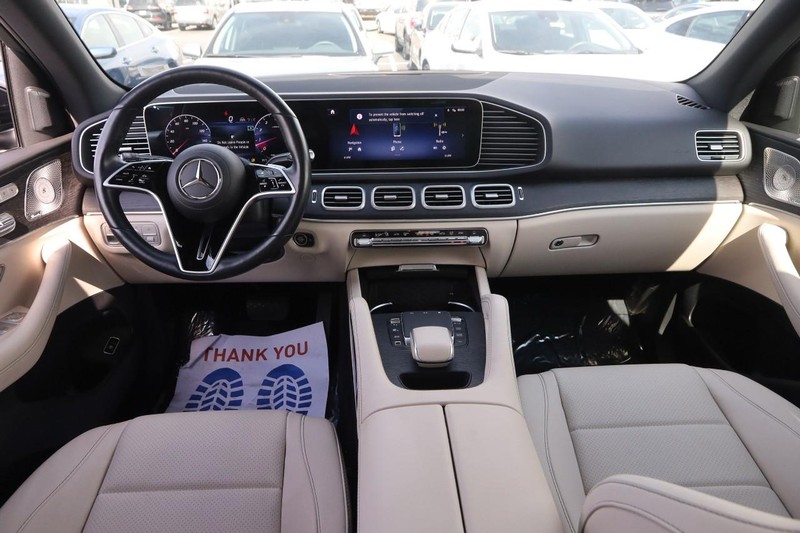 Mercedes-Benz GLE Vehicle Full-screen Gallery Image 23