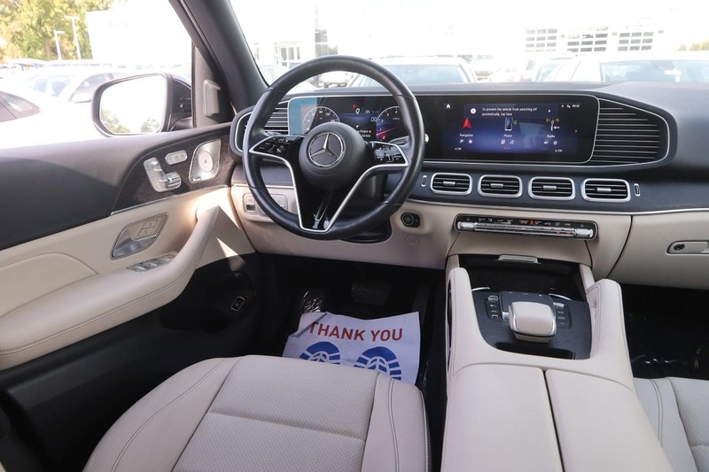 Mercedes-Benz GLE Vehicle Full-screen Gallery Image 24