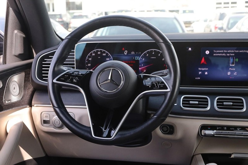 Mercedes-Benz GLE Vehicle Full-screen Gallery Image 25